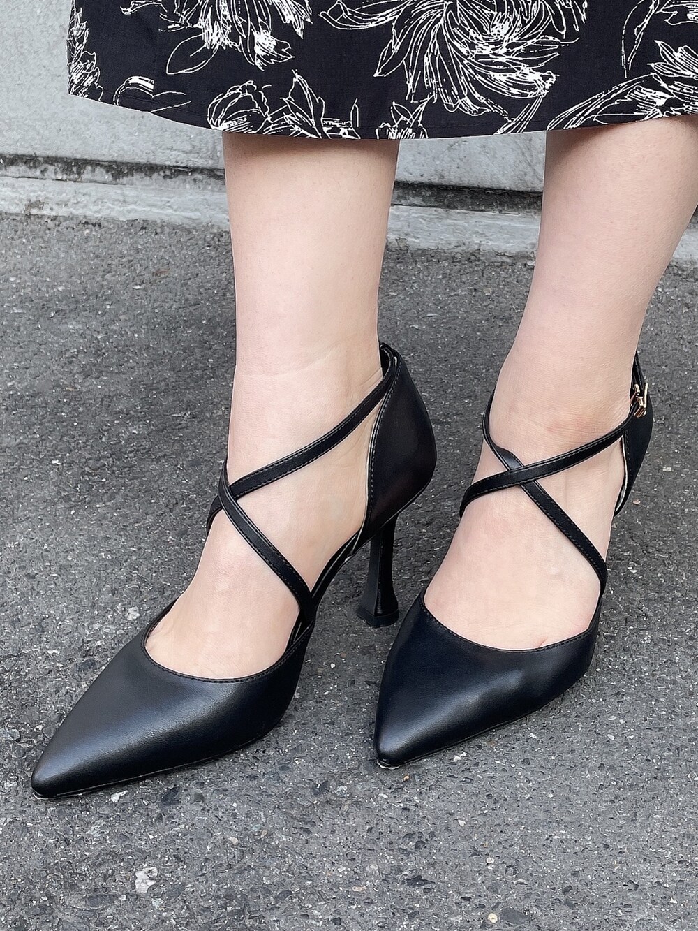 ベージュ系のトレンチコート、ブラック系のワンピース、ブラック系のハンドバッグを着用したレディースの冬コーディネートの10枚目の写真