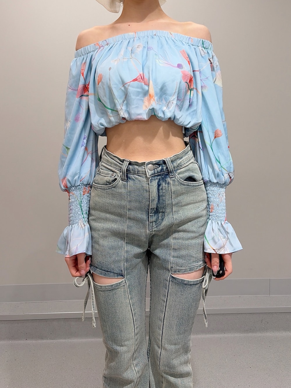 ブルー系のシャツ/ブラウス、ブルー系のデニムパンツ、ホワイト系のブーツを着用したレディースの冬コーディネートの4枚目の写真