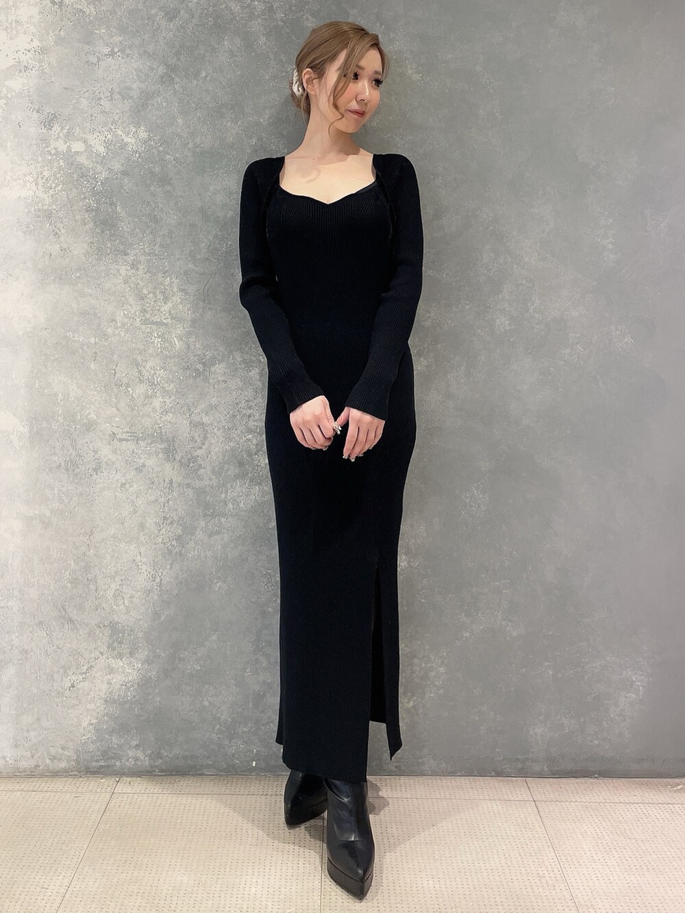 ブラウン系のその他アウター、ブラック系のブーツ、ブラック系のワンピースを着用したレディースの秋コーディネートの8枚目の写真