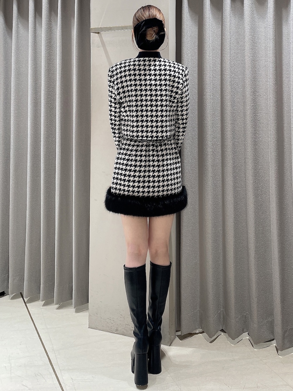 ブラック系のダウンジャケット/コート、その他のノーカラージャケット、その他のスカートを着用したレディースの秋コーディネートの4枚目の写真