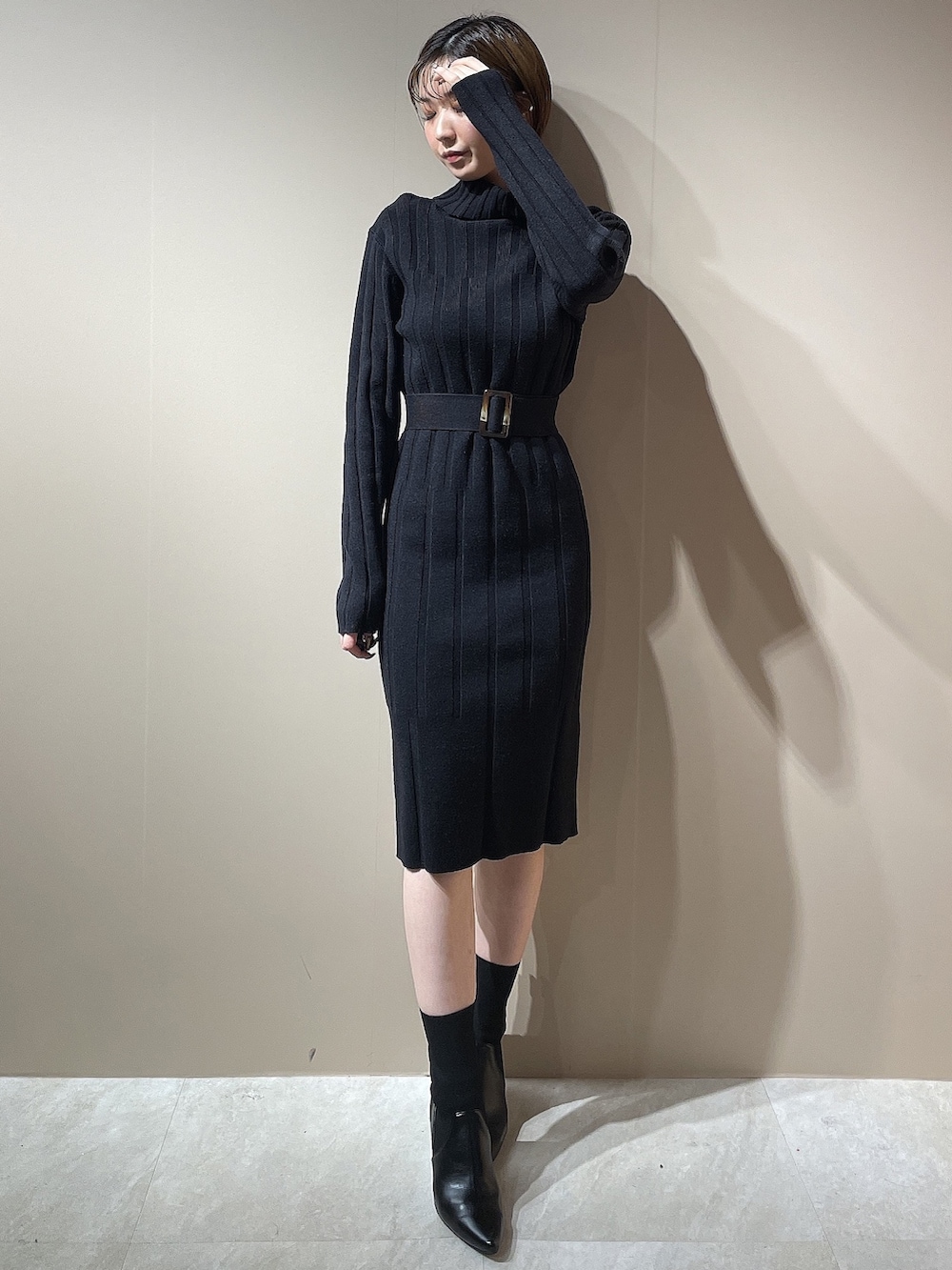 ブラック系のブーツ、ブラック系のワンピースを着用したレディースの秋コーディネートの2枚目の写真