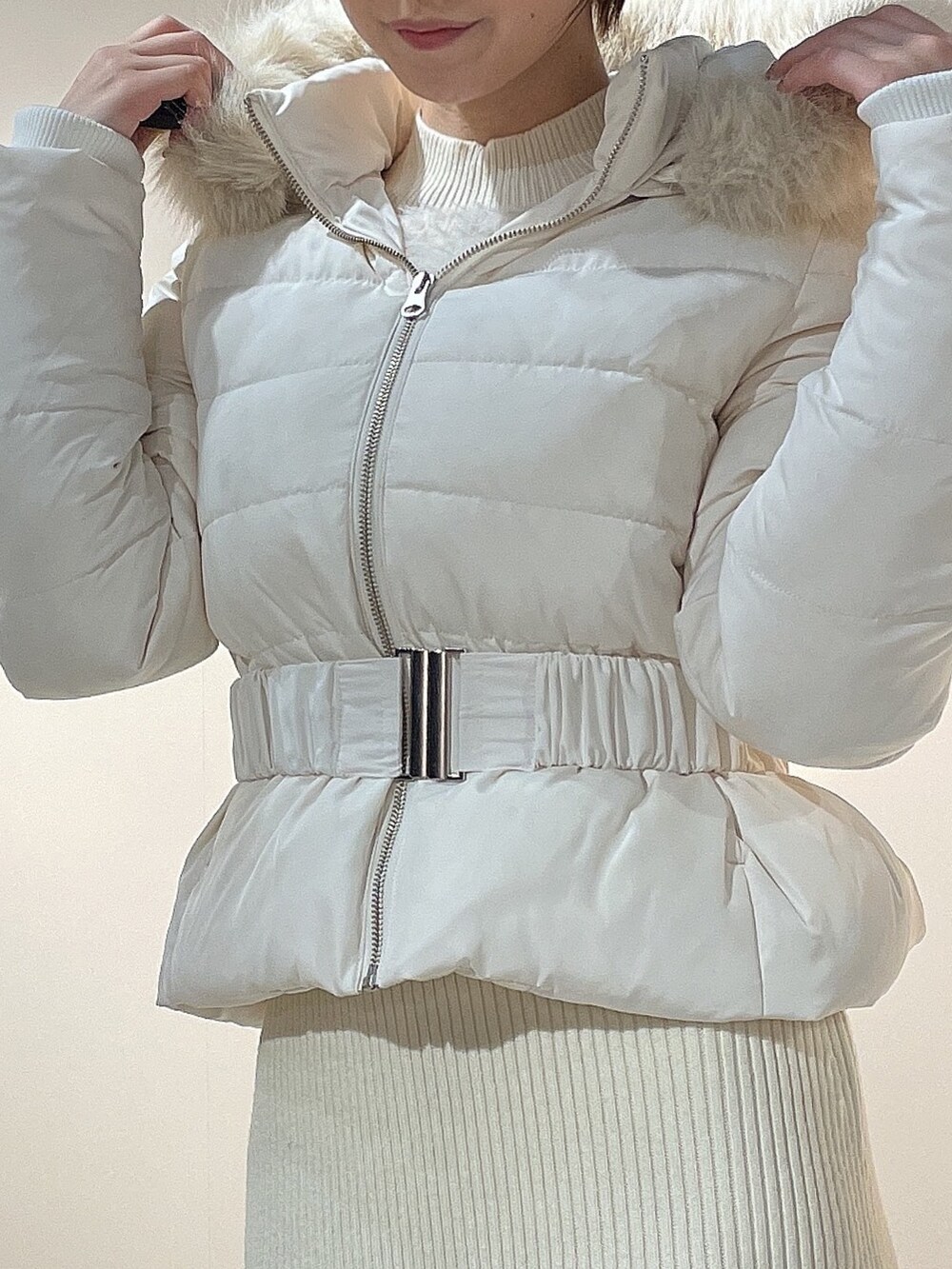 ホワイト系のワンピース、ホワイト系のダウンジャケット/コート、ホワイト系のパンプスを着用したレディースの秋コーディネートの8枚目の写真