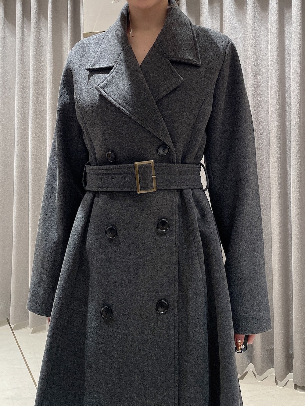 グレー系のその他アウター、ブラック系のブーツ、ブラック系のショルダーバッグを着用したレディースの秋コーディネートの5枚目の写真