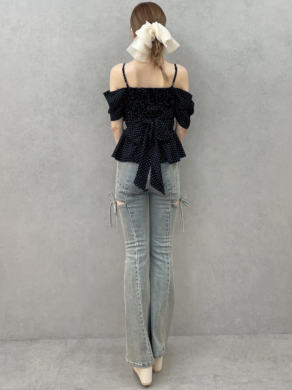 ブラック系のシャツ/ブラウス、ホワイト系のサンダル、ブルー系のデニムパンツを着用したレディースの春コーディネートの4枚目の写真