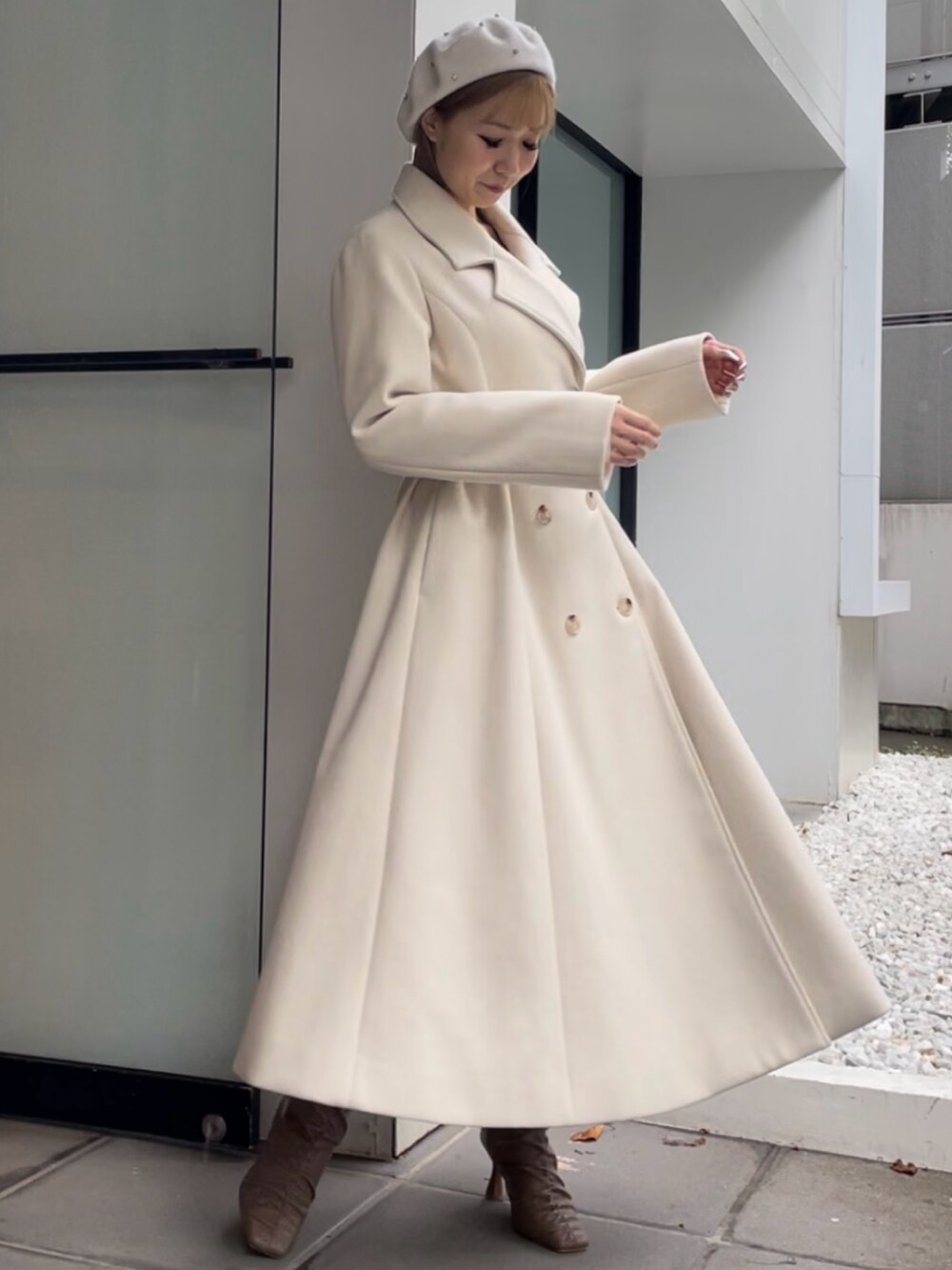 ホワイト系のその他アウター、ベージュ系のブーツを着用したレディースの秋コーディネートの4枚目の写真