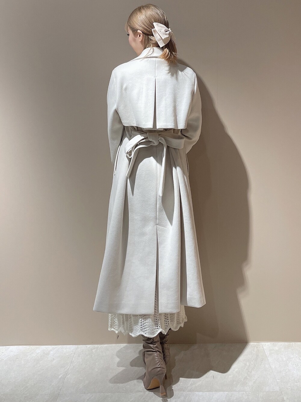 ホワイト系のその他アウター、ホワイト系のワンピース、ベージュ系のブーツを着用したレディースの秋コーディネートの2枚目の写真