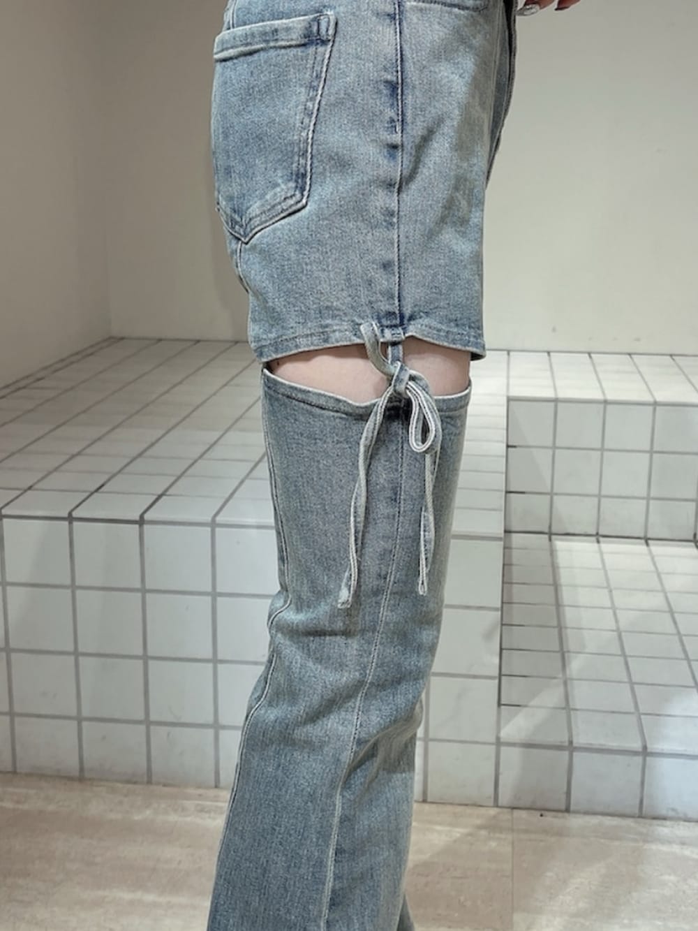 ホワイト系のシャツ/ブラウス、ブルー系のデニムパンツ、ピンク系のショルダーバッグを着用したレディースの冬コーディネートの6枚目の写真