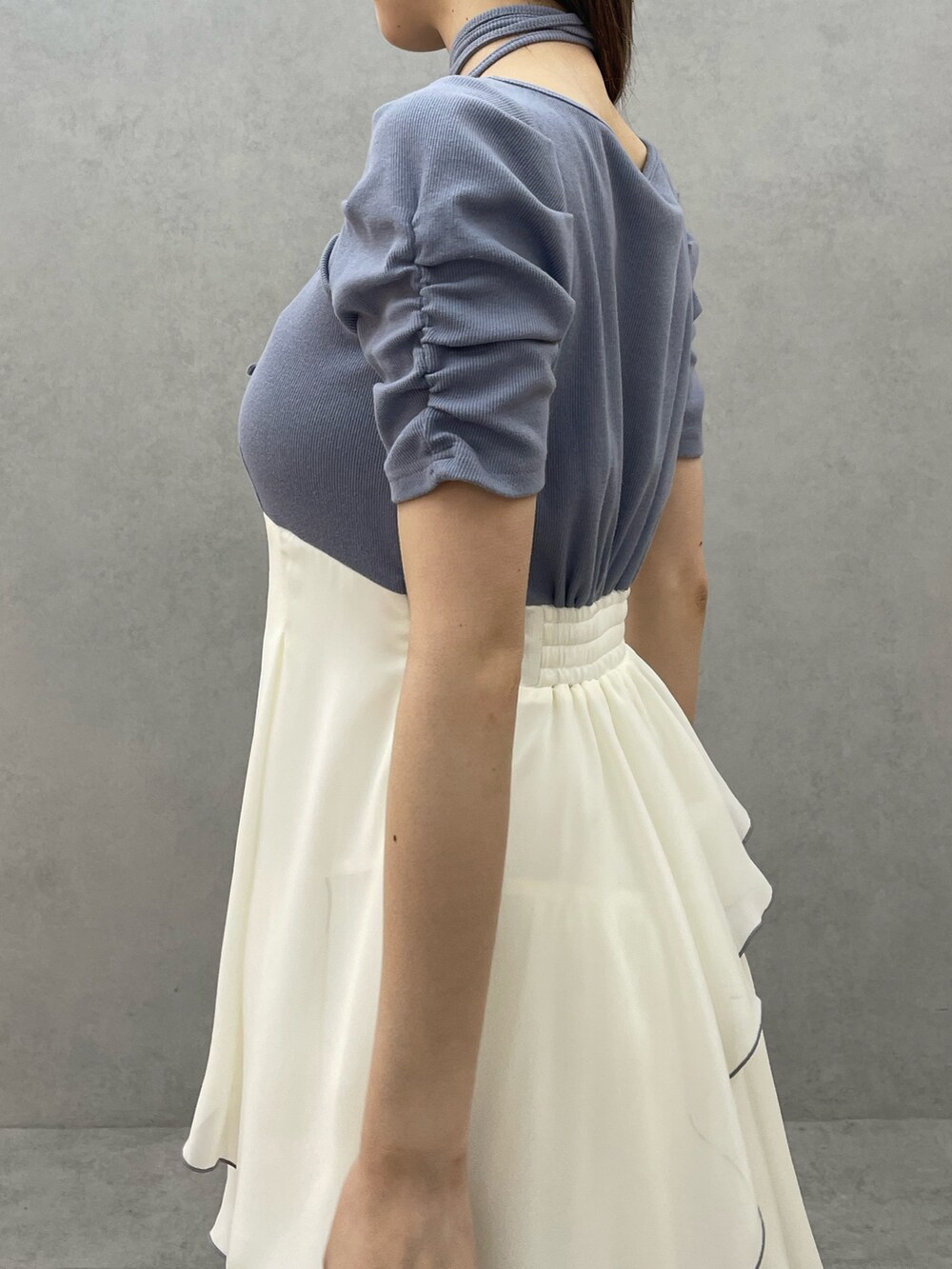 ブルー系のワンピース、ホワイト系のブーツを着用したレディースの春コーディネートの7枚目の写真