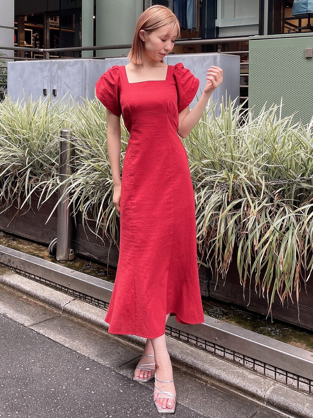 レッド系のワンピース、シルバー系のサンダルを着用したレディースの夏コーディネートの2枚目の写真