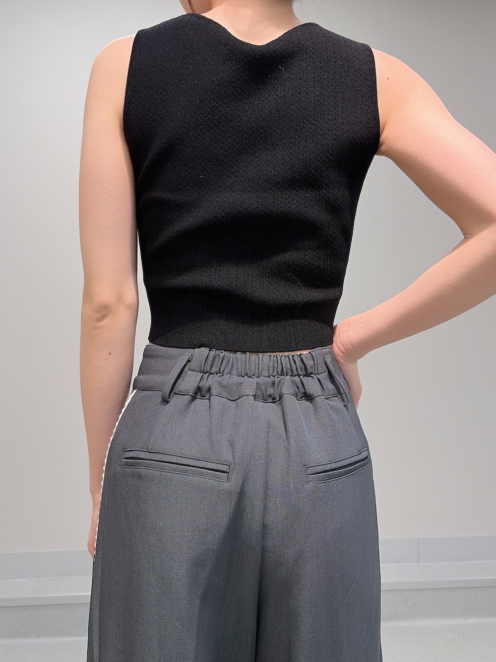 ブラック系のタンクトップ、グレー系のその他パンツ、ブラック系のサンダルを着用したレディースの夏コーディネートの7枚目の写真