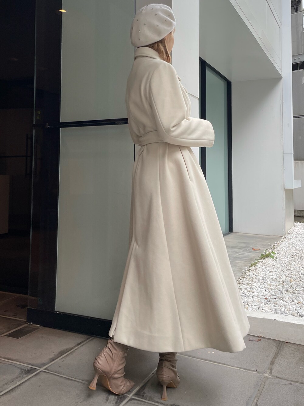 ホワイト系のその他アウター、ベージュ系のブーツを着用したレディースの秋コーディネートの2枚目の写真