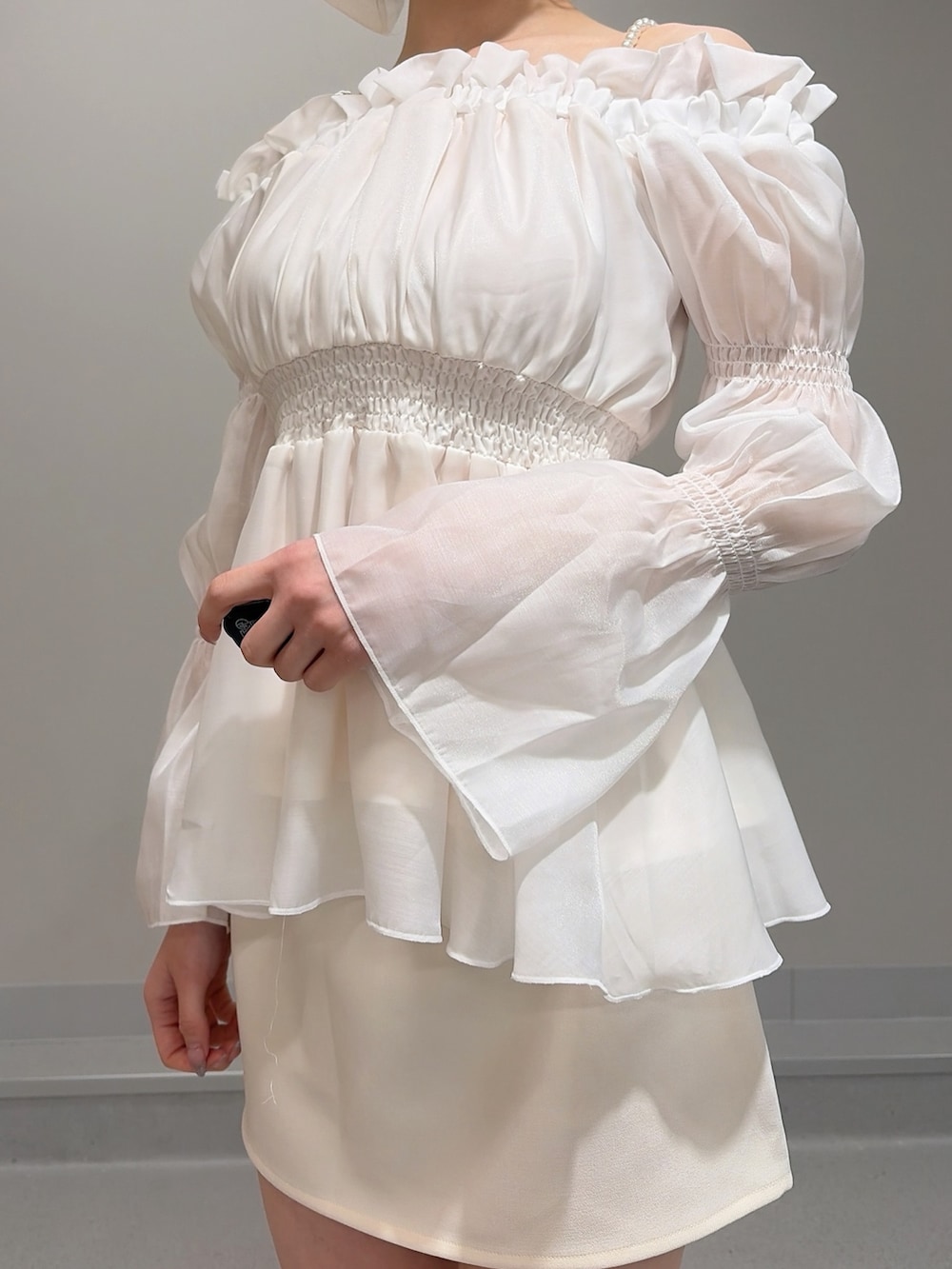 ホワイト系のブーツ、ホワイト系のシャツ/ブラウス、ホワイト系のスカートを着用したレディースの冬コーディネートの6枚目の写真