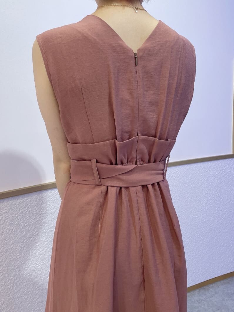 ホワイト系のサンダル、その他のショルダーバッグ、ピンク系のワンピースを着用したレディースの夏コーディネートの7枚目の写真