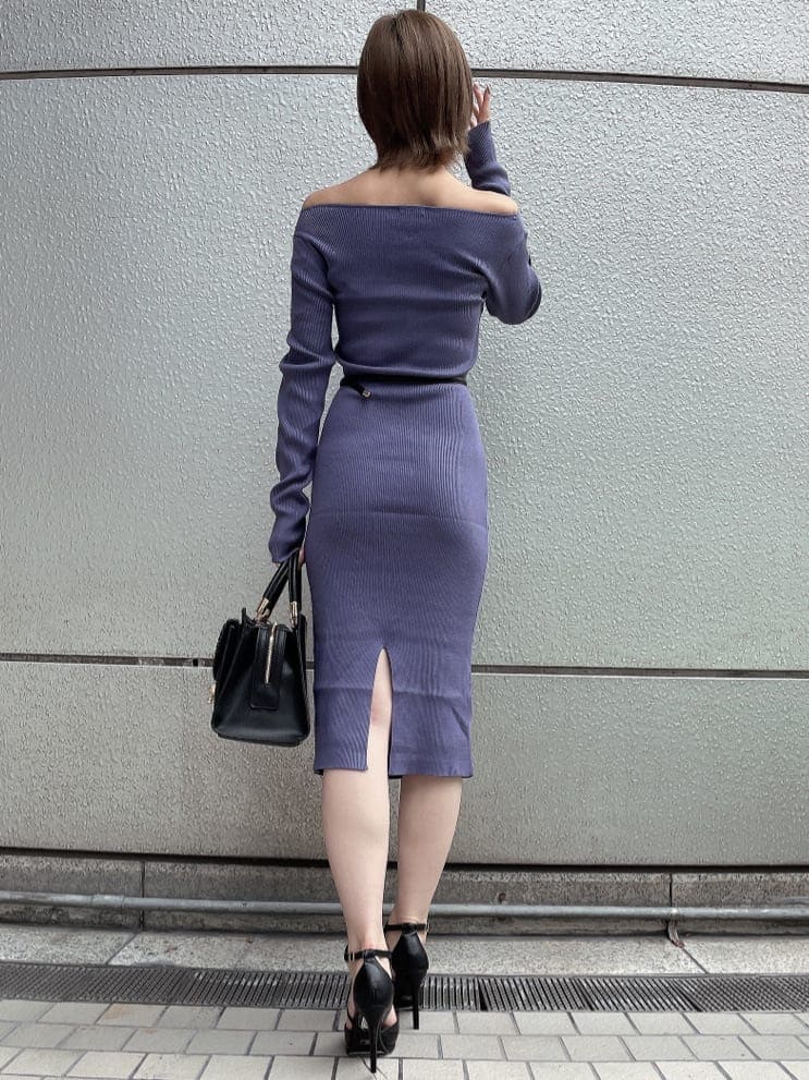 ブラック系のライダースジャケット、ブラック系のハンドバッグ、ブルー系のワンピースを着用したレディースの秋コーディネートの4枚目の写真