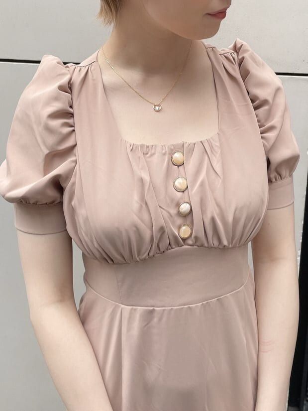 ホワイト系のパンプス、ブラウン系のショルダーバッグ、ピンク系のワンピースを着用したレディースの夏コーディネートの5枚目の写真