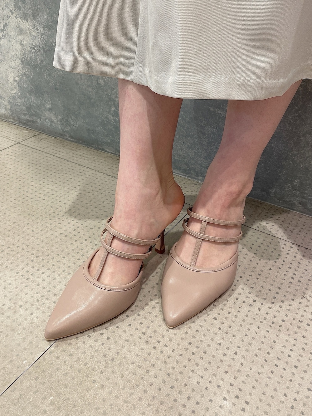 ホワイト系のテーラードジャケット、ホワイト系のスカート、ピンク系のパンプスを着用したレディースの春コーディネートの7枚目の写真