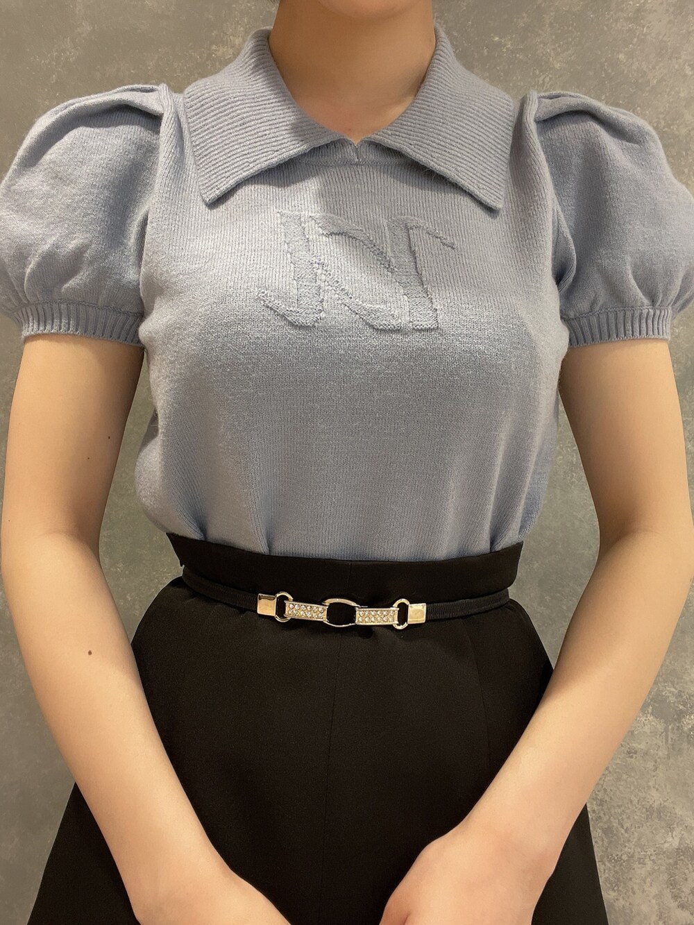 ホワイト系のサンダル、ブルー系のニット/セーター、ブラック系のスカートを着用したレディースの夏コーディネートの4枚目の写真