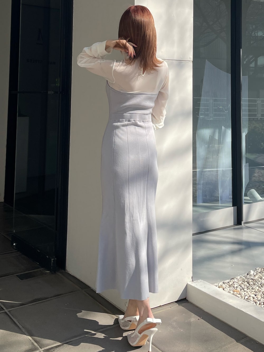 ブルー系のワンピース、ホワイト系のパンプスを着用したレディースの冬コーディネートの3枚目の写真