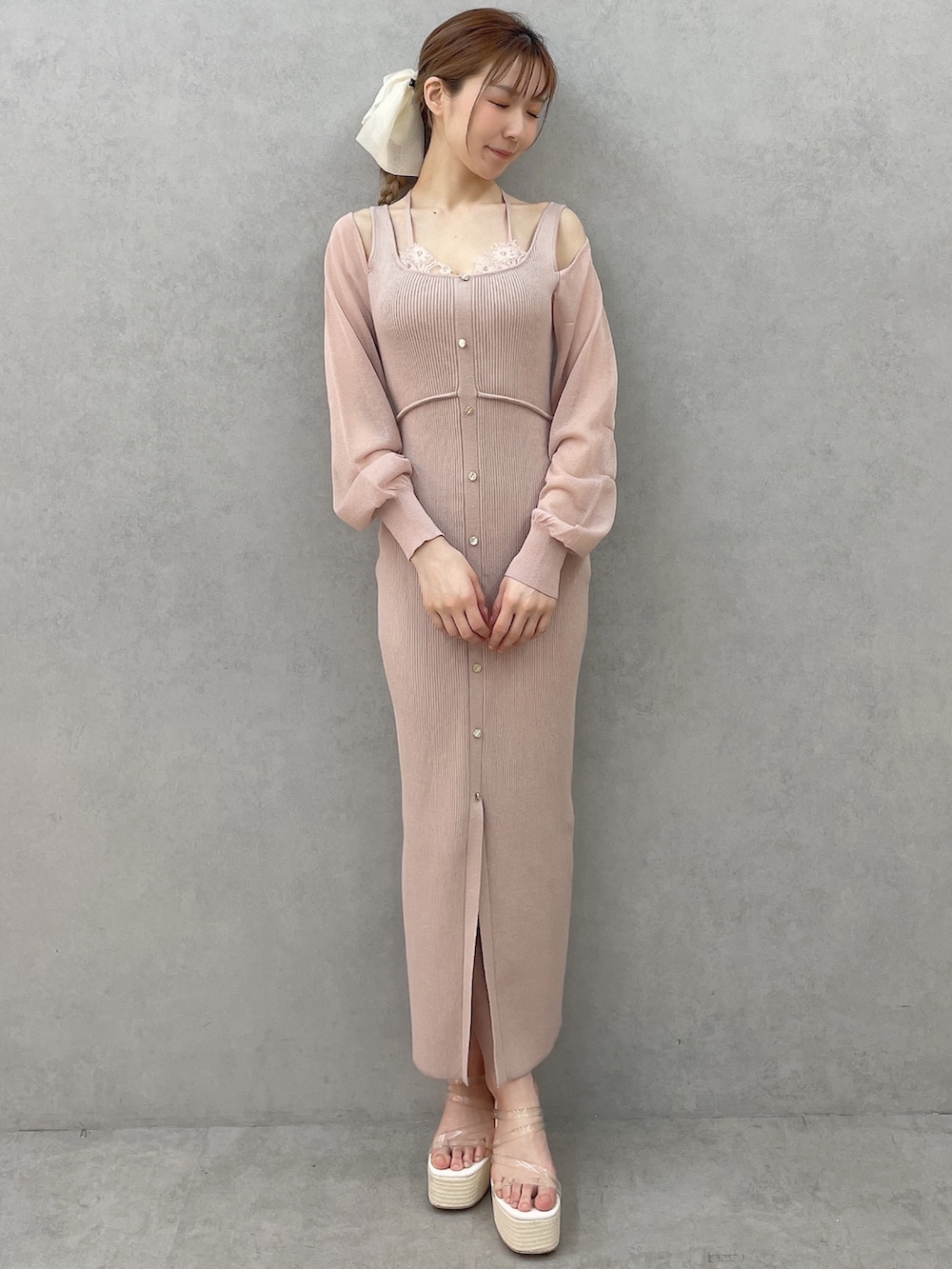 ピンク系のワンピース、ホワイト系のサンダル、ホワイト系のバレッタ/ヘアクリップを着用したレディースの春コーディネートの2枚目の写真