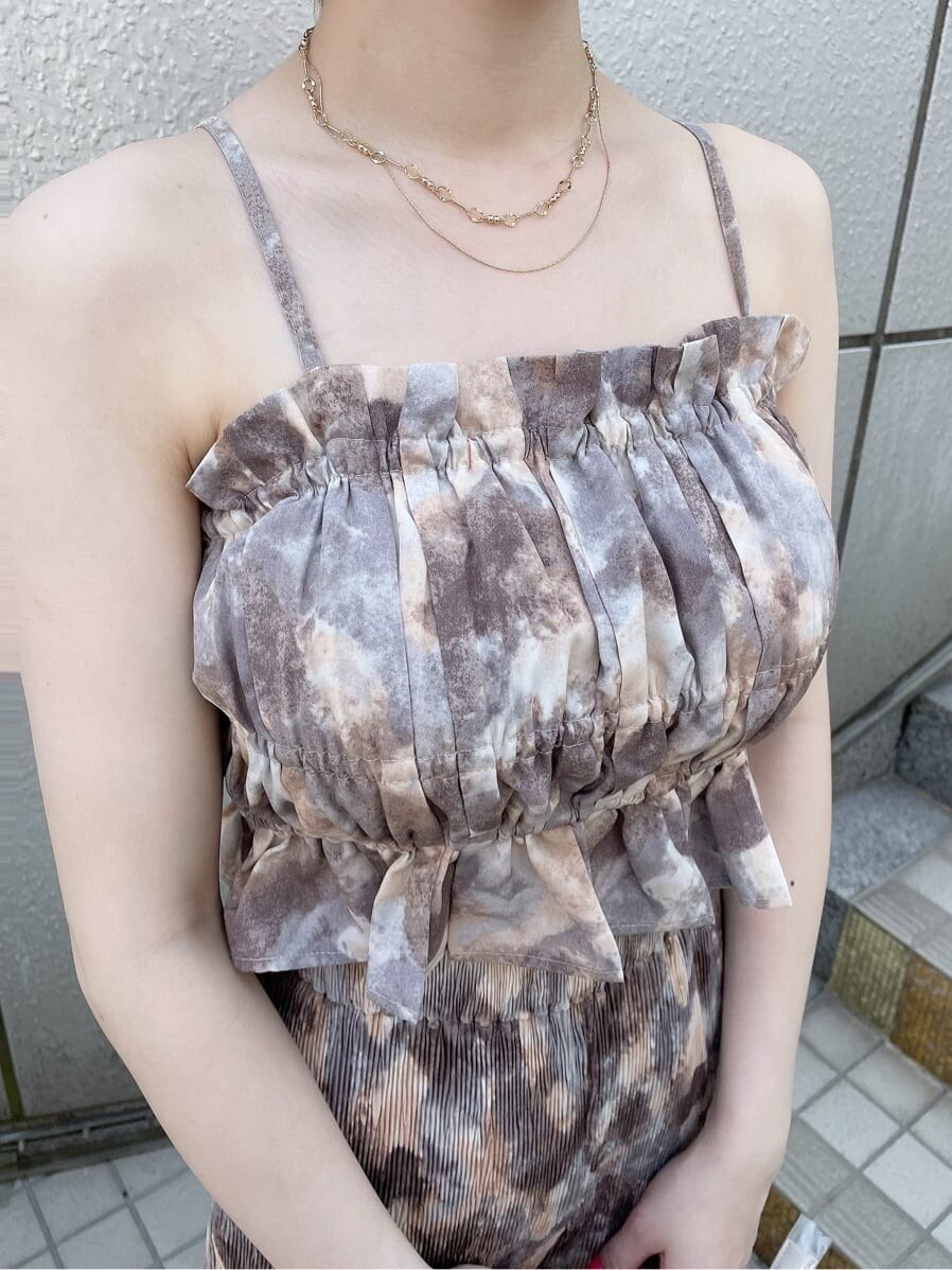 ベージュ系のハンドバッグ、ホワイト系のサンダル、ブルー系のその他パンツを着用したレディースの夏コーディネートの5枚目の写真