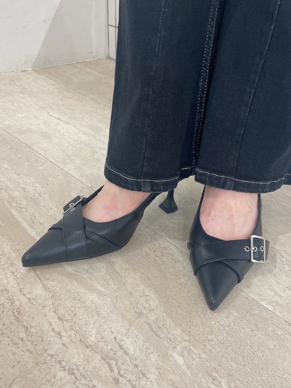 ブラック系のデニムパンツ、ブラック系のキャミソール、ブラック系のパンプスを着用したレディースの秋コーディネートの7枚目の写真