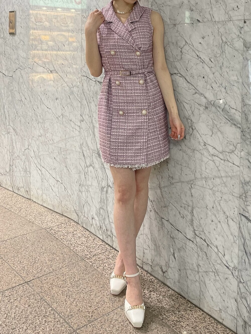 ピンク系のワンピース、ピンク系のワンピース、ホワイト系のパンプスを着用したレディースの春コーディネートの2枚目の写真