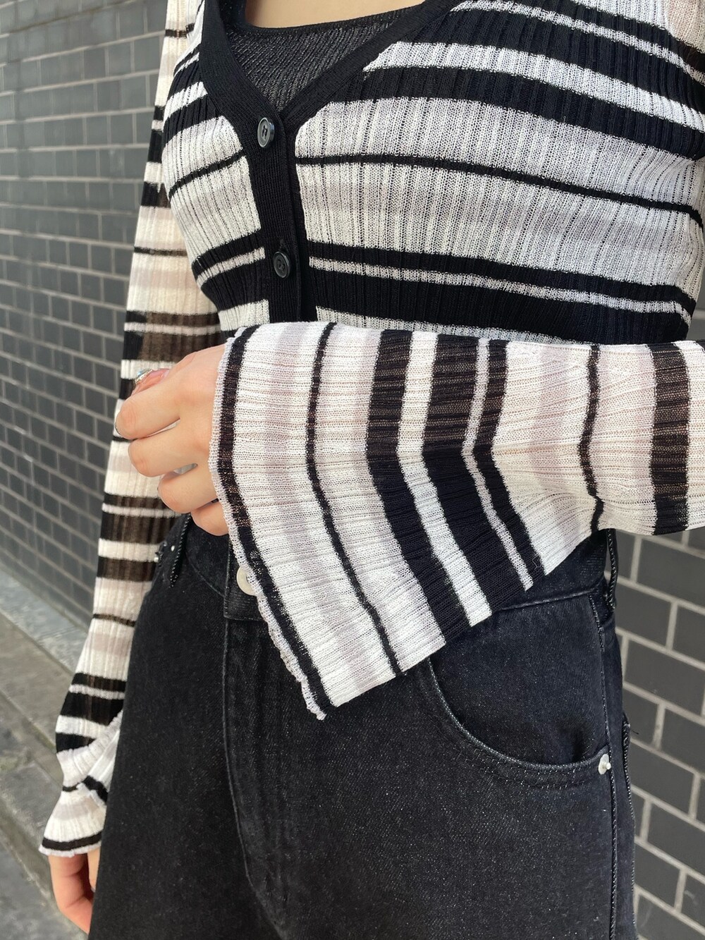 その他のカーディガン/ボレロ、ブラック系のタンクトップ、ブラック系のデニムパンツを着用したレディースの春コーディネートの6枚目の写真