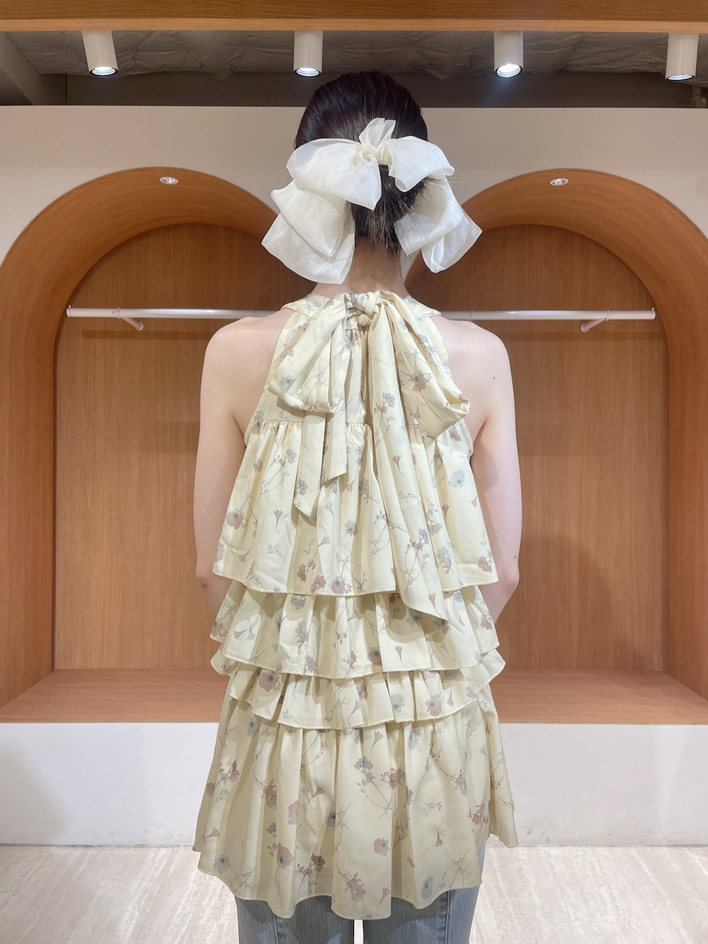 イエロー系のその他トップス、ブルー系のデニムパンツ、ホワイト系のサンダルを着用したレディースの春コーディネートの6枚目の写真