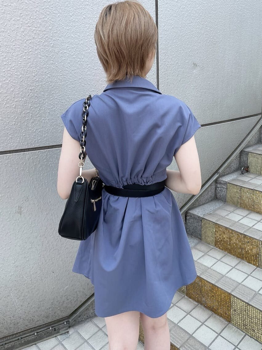 ブラック系のショルダーバッグ、ブルー系のワンピース、ブラック系のパンプスを着用したレディースの夏コーディネートの4枚目の写真