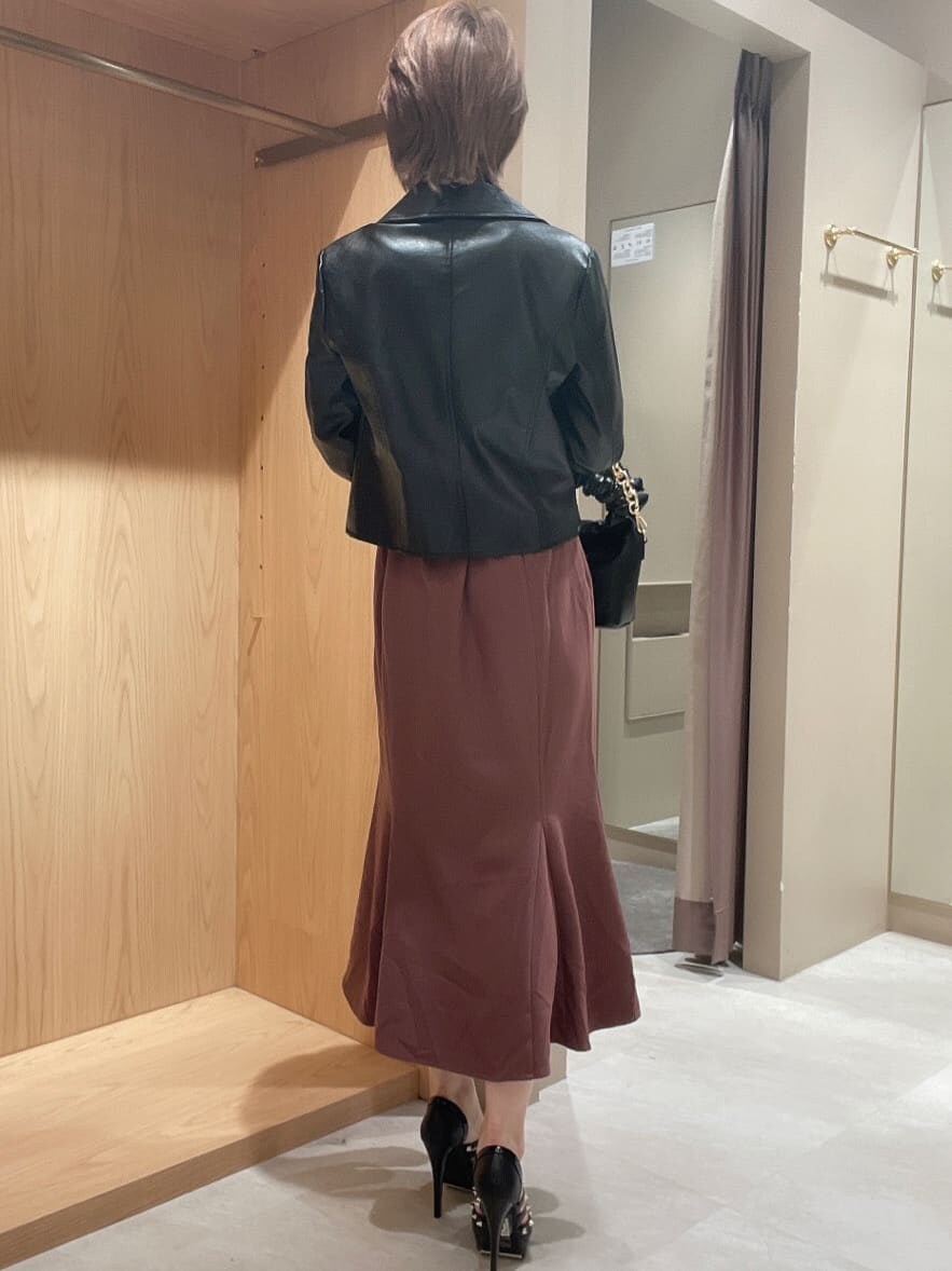 ブラック系のライダースジャケット、ブラック系のパンプス、ブラック系のハンドバッグを着用したレディースの秋コーディネートの3枚目の写真