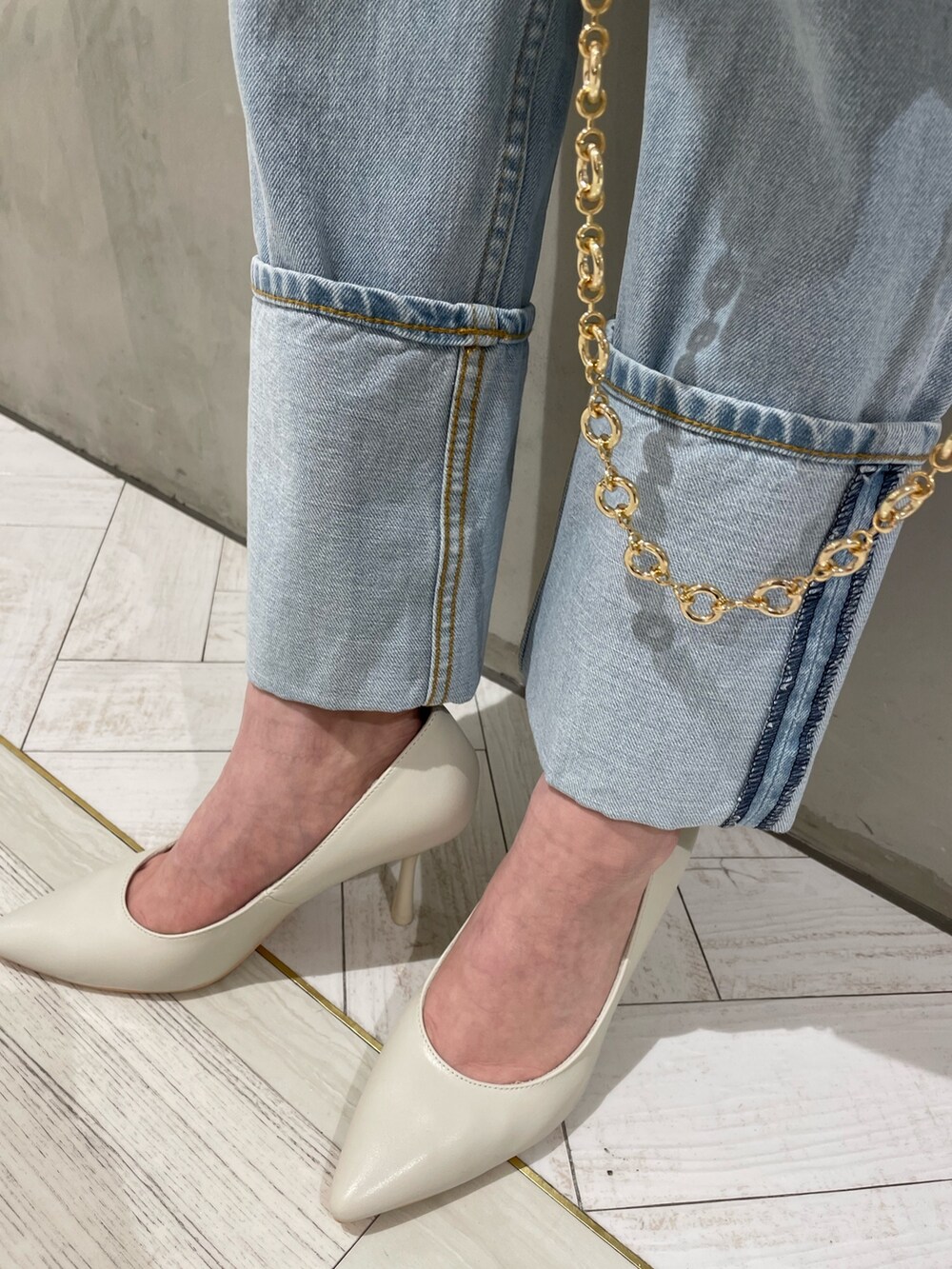 ピンク系のニット/セーター、ホワイト系のハンドバッグ、ブルー系のデニムパンツを着用したレディースの冬コーディネートの7枚目の写真