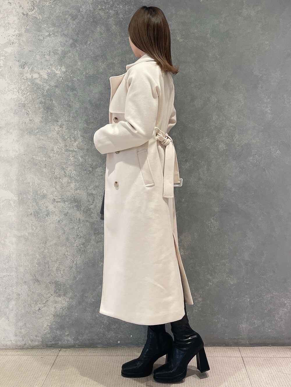 ホワイト系のその他アウター、ブラック系のブーツを着用したレディースの冬コーディネートの5枚目の写真