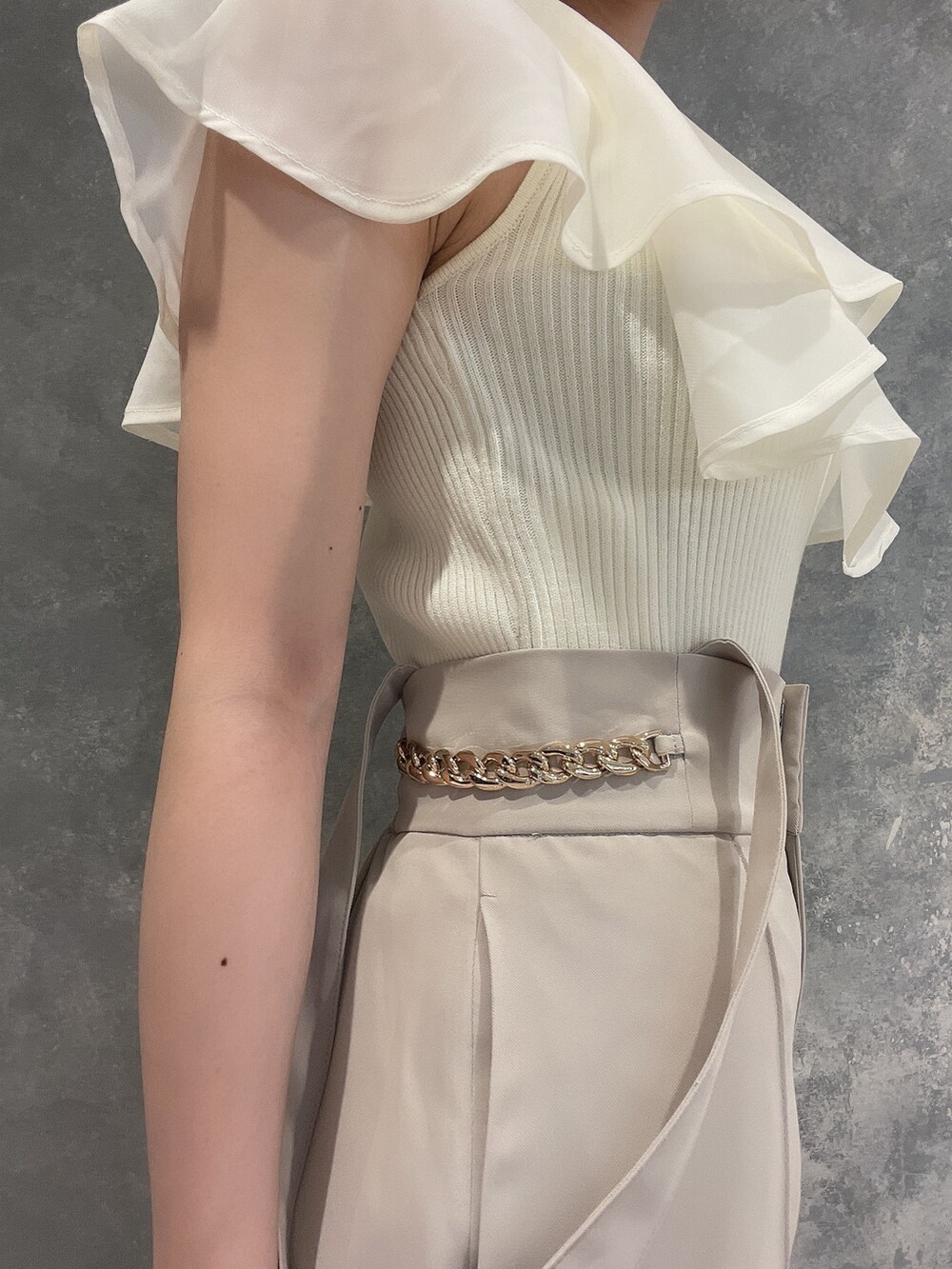 ホワイト系のサンダル、ベージュ系のその他パンツ、ホワイト系のニット/セーターを着用したレディースの春コーディネートの6枚目の写真