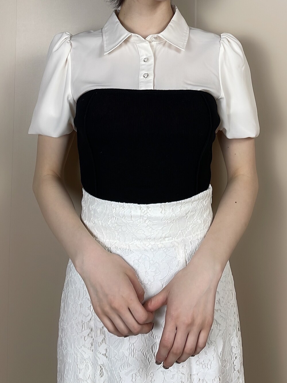 ホワイト系のサンダル、ホワイト系のスカート、ブラック系のニット/セーターを着用したレディースの春コーディネートの4枚目の写真