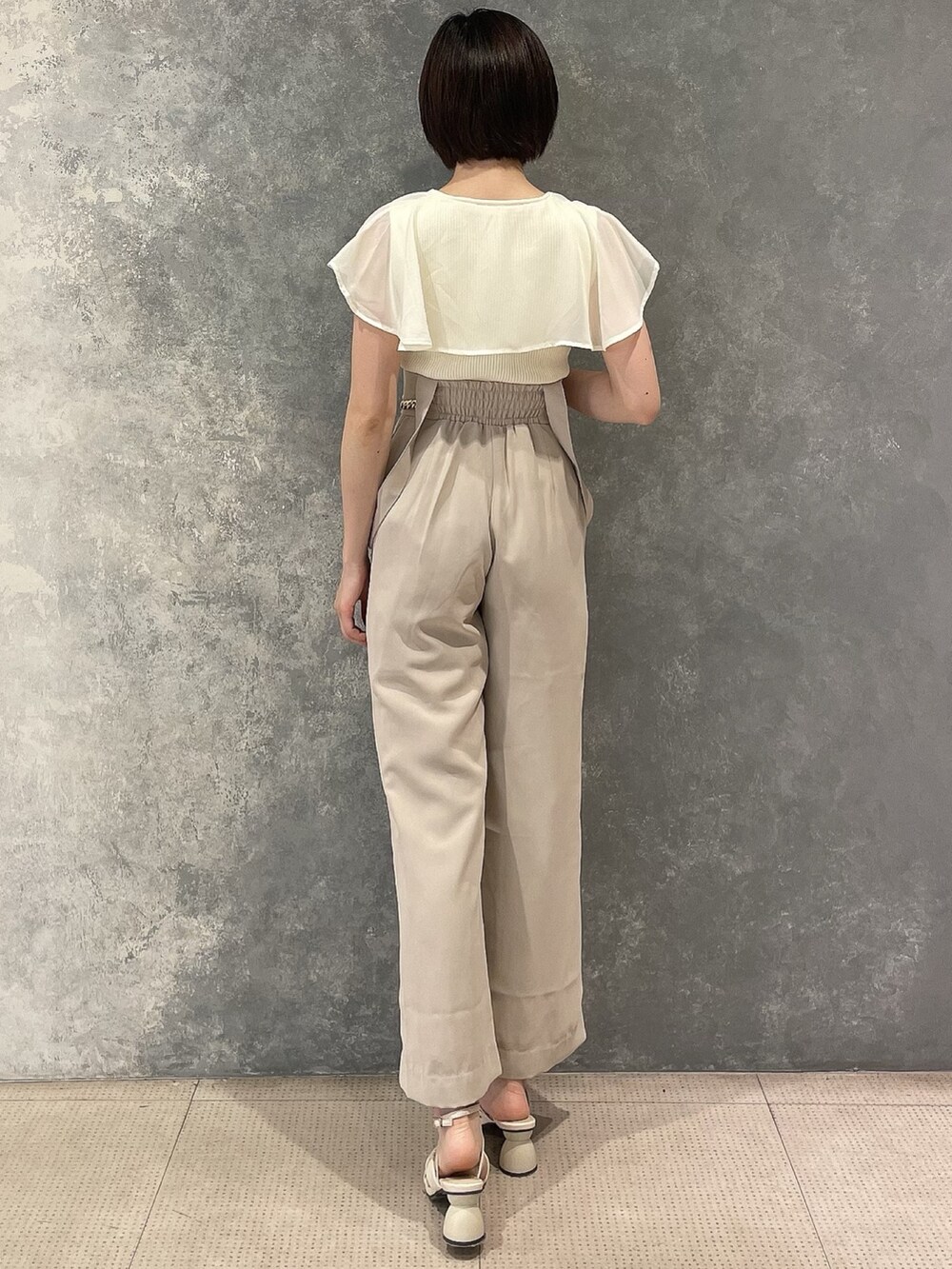 ホワイト系のサンダル、ベージュ系のその他パンツ、ホワイト系のニット/セーターを着用したレディースの春コーディネートの4枚目の写真