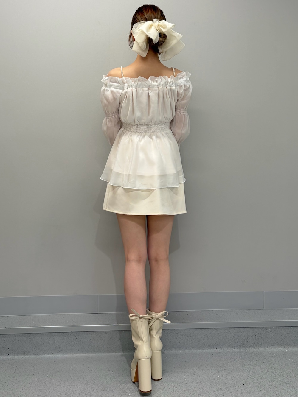 ホワイト系のブーツ、ホワイト系のシャツ/ブラウス、ホワイト系のスカートを着用したレディースの冬コーディネートの4枚目の写真