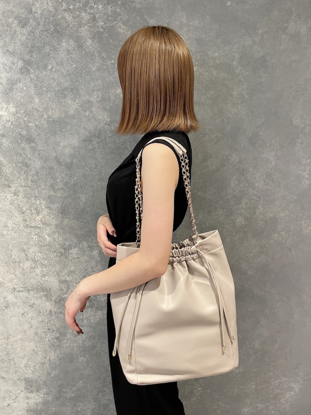 ブラック系のつなぎ/オールインワン、ベージュ系のトートバッグ、ブラック系のスリッポンを着用したレディースの夏コーディネートの7枚目の写真