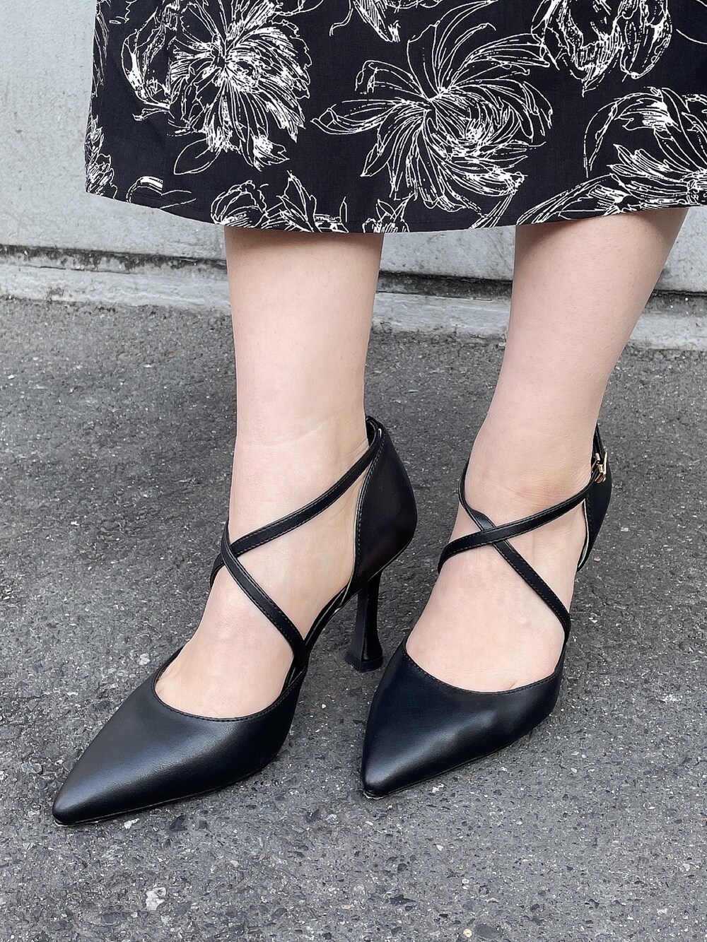 ブラック系のニット/セーター、ブラック系のライダースジャケット、その他のスカートを着用したレディースの春コーディネートの9枚目の写真