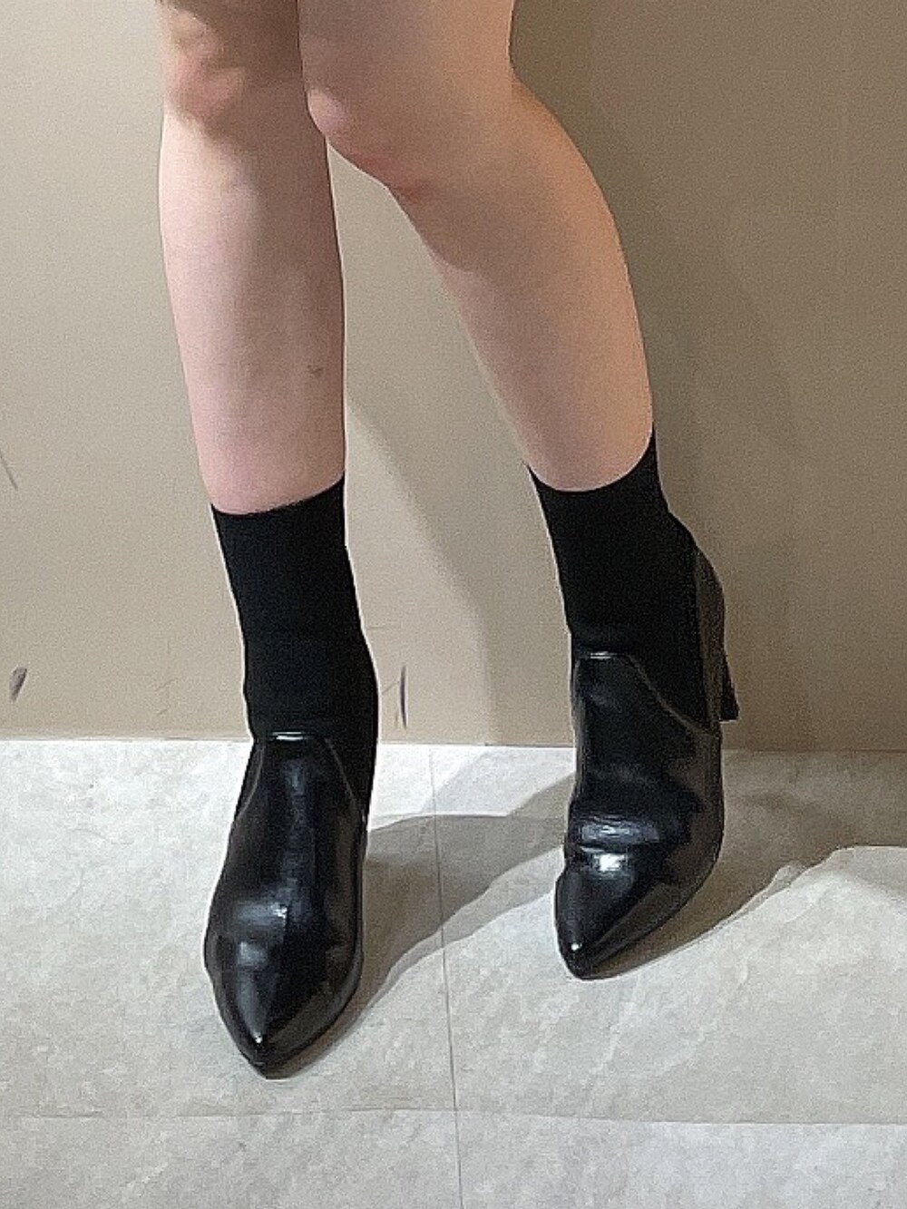 ブラック系のブーツ、ブルー系のワンピースを着用したレディースの秋コーディネートの7枚目の写真