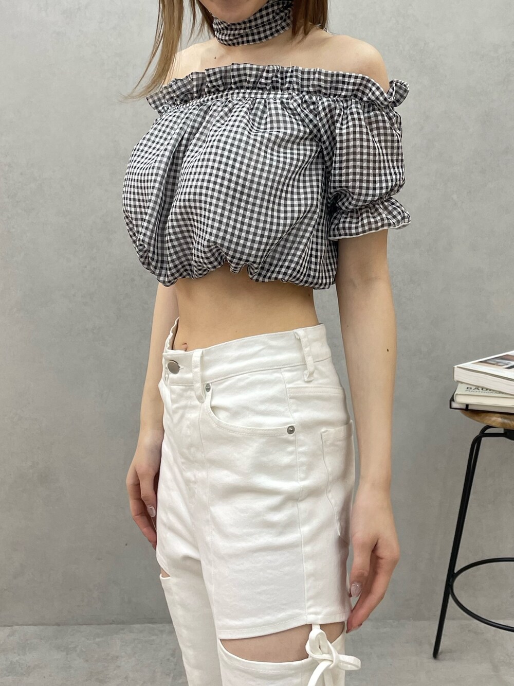 その他のシャツ/ブラウス、ホワイト系のデニムパンツ、ホワイト系のブーツを着用したレディースの春コーディネートの6枚目の写真