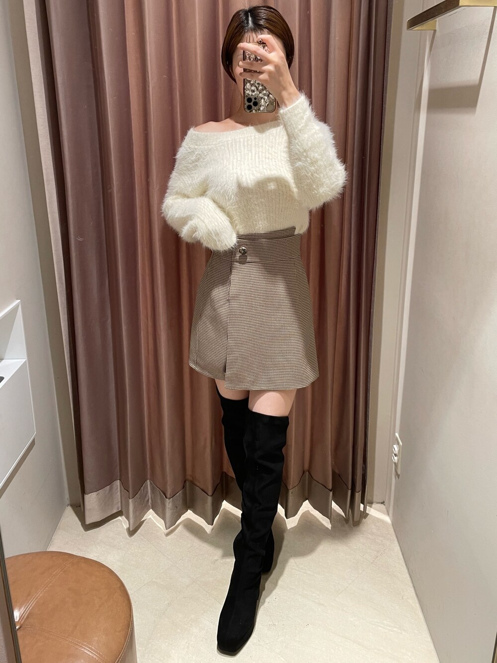 その他のその他パンツ、ホワイト系のカーディガン/ボレロ、ブラック系のブーツを着用したレディースの秋コーディネートの2枚目の写真