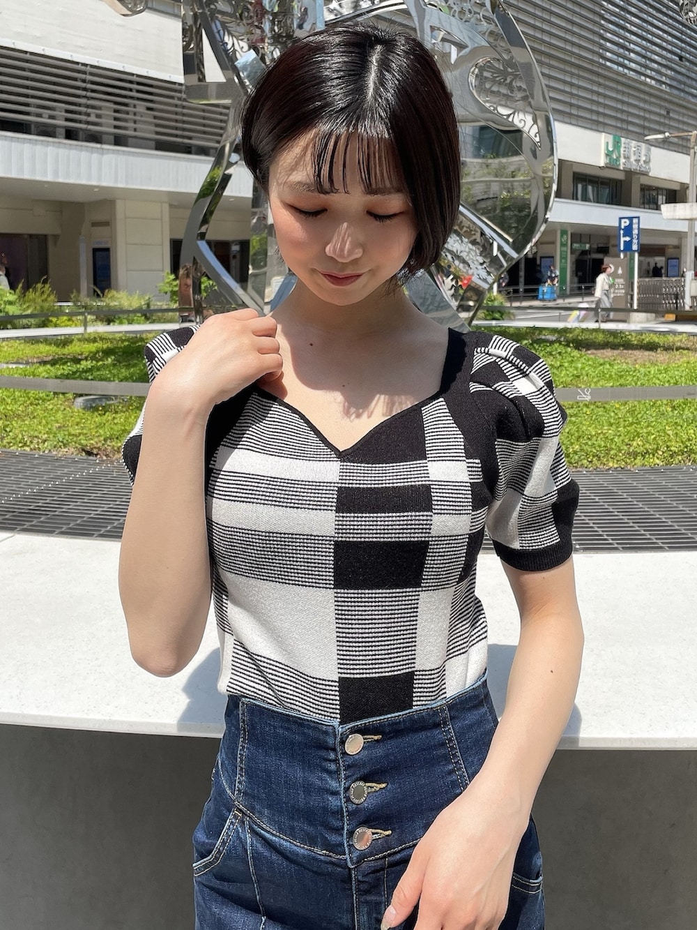 その他のニット/セーター、ホワイト系のサンダル、ブルー系のデニムパンツを着用したレディースの春コーディネートの4枚目の写真