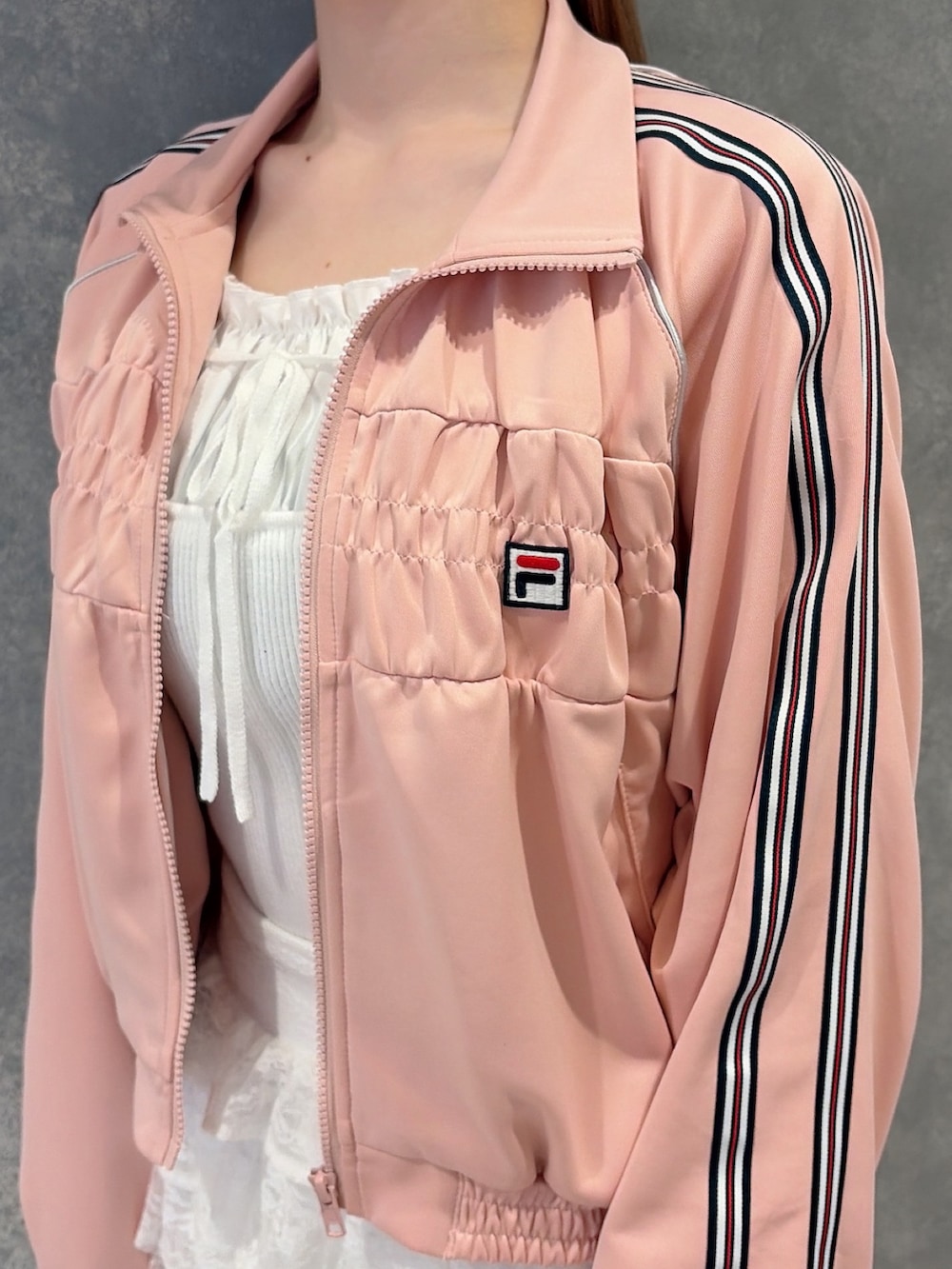 ピンク系のその他アウター、ピンク系のその他パンツ、ホワイト系のニット/セーターを着用したレディースの冬コーディネートの5枚目の写真