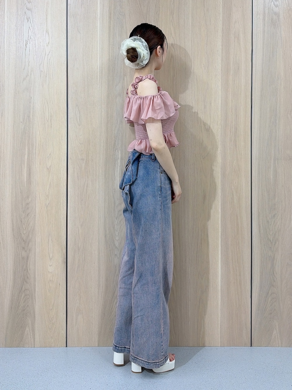 ピンク系のシャツ/ブラウス、ピンク系のデニムパンツ、ホワイト系のサンダルを着用したレディースの夏コーディネートの2枚目の写真