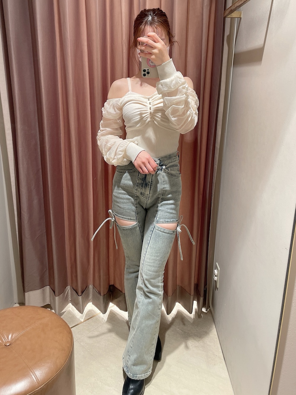 ホワイト系のニット/セーター、ブルー系のデニムパンツを着用したレディースの春コーディネートの2枚目の写真