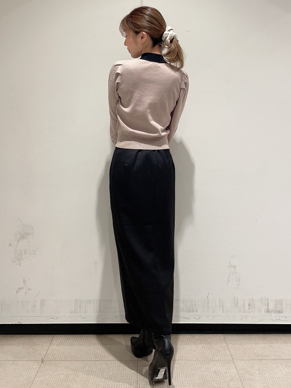 ベージュ系のニット/セーター、ブラック系のスカート、ブラック系のブーツを着用したレディースの冬コーディネートの4枚目の写真