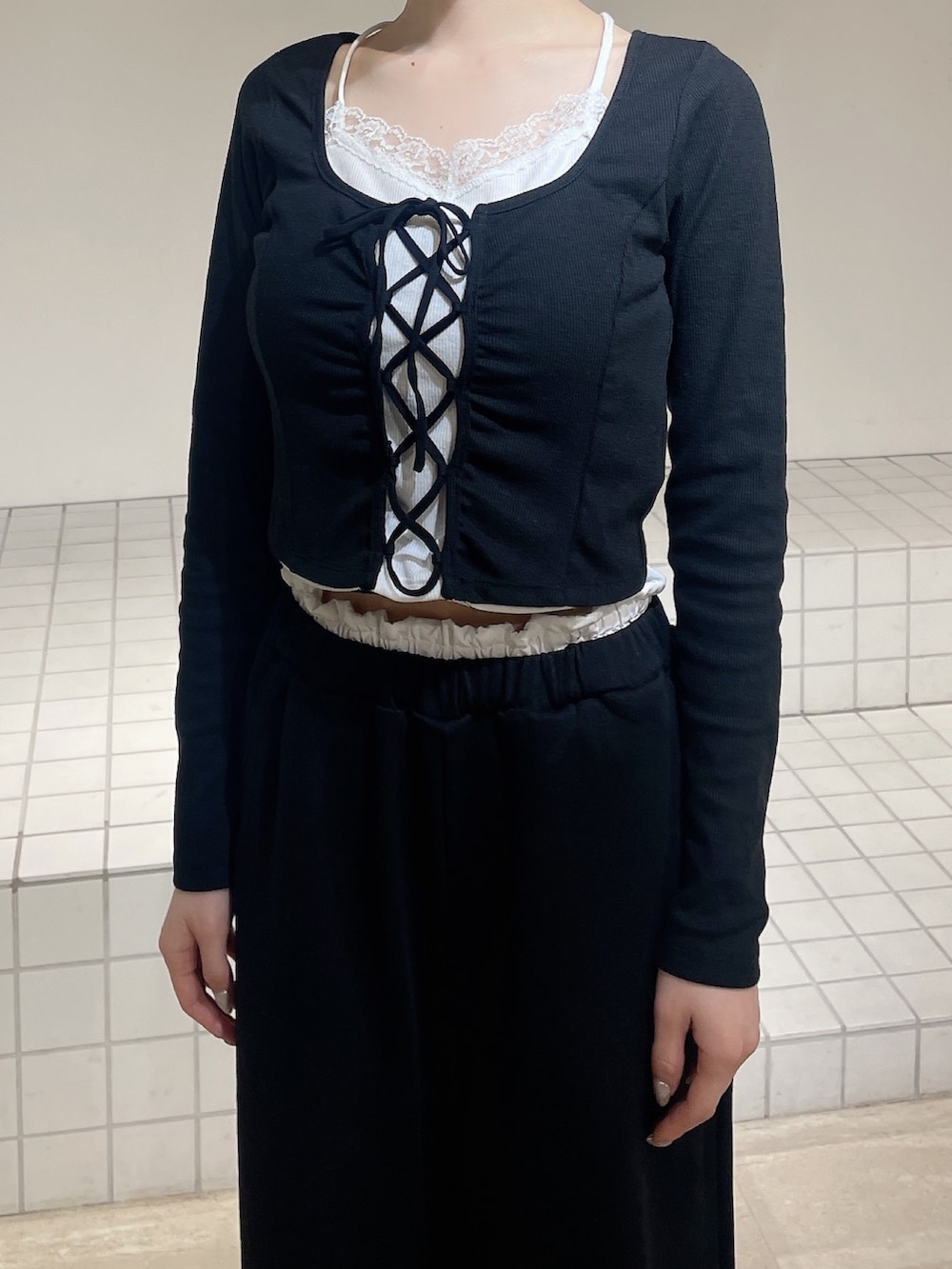 ブラック系のTシャツ/カットソー、ブラック系のその他パンツ、ホワイト系のパンプスを着用したレディースの春コーディネートの4枚目の写真