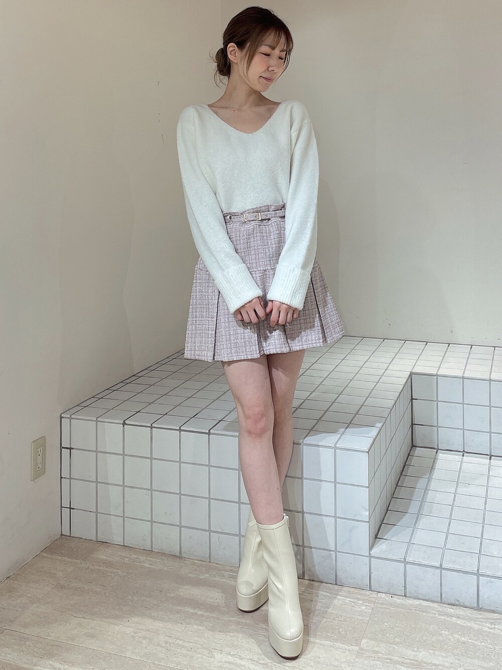 ピンク系のその他アウター、ピンク系のスカート、ホワイト系のニット/セーターを着用したレディースの冬コーディネートの5枚目の写真