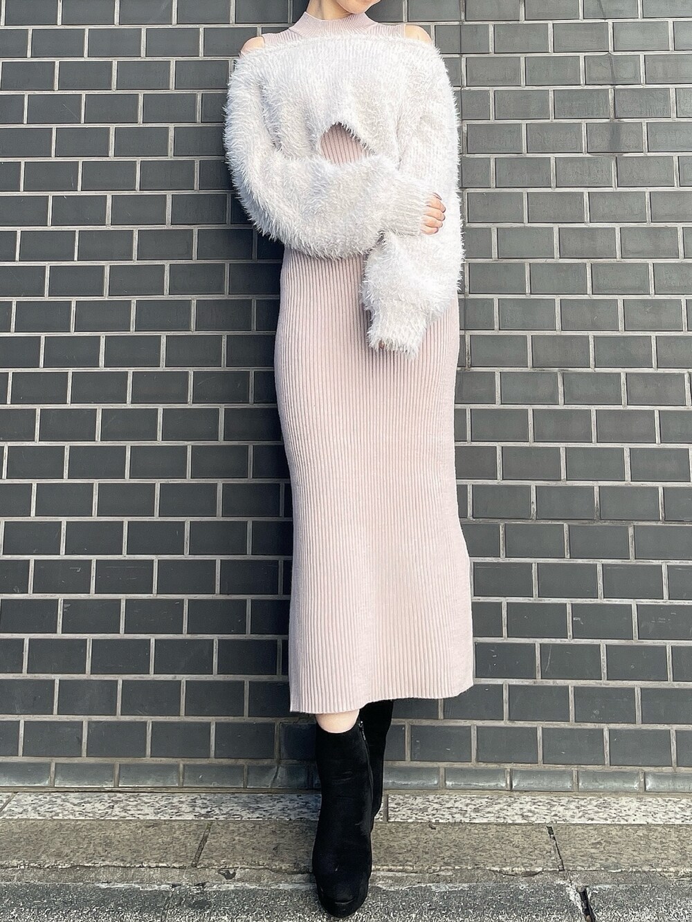 ブラック系のブーツ、グレー系のワンピース、ブラック系のその他アウターを着用したレディースの冬コーディネートの2枚目の写真