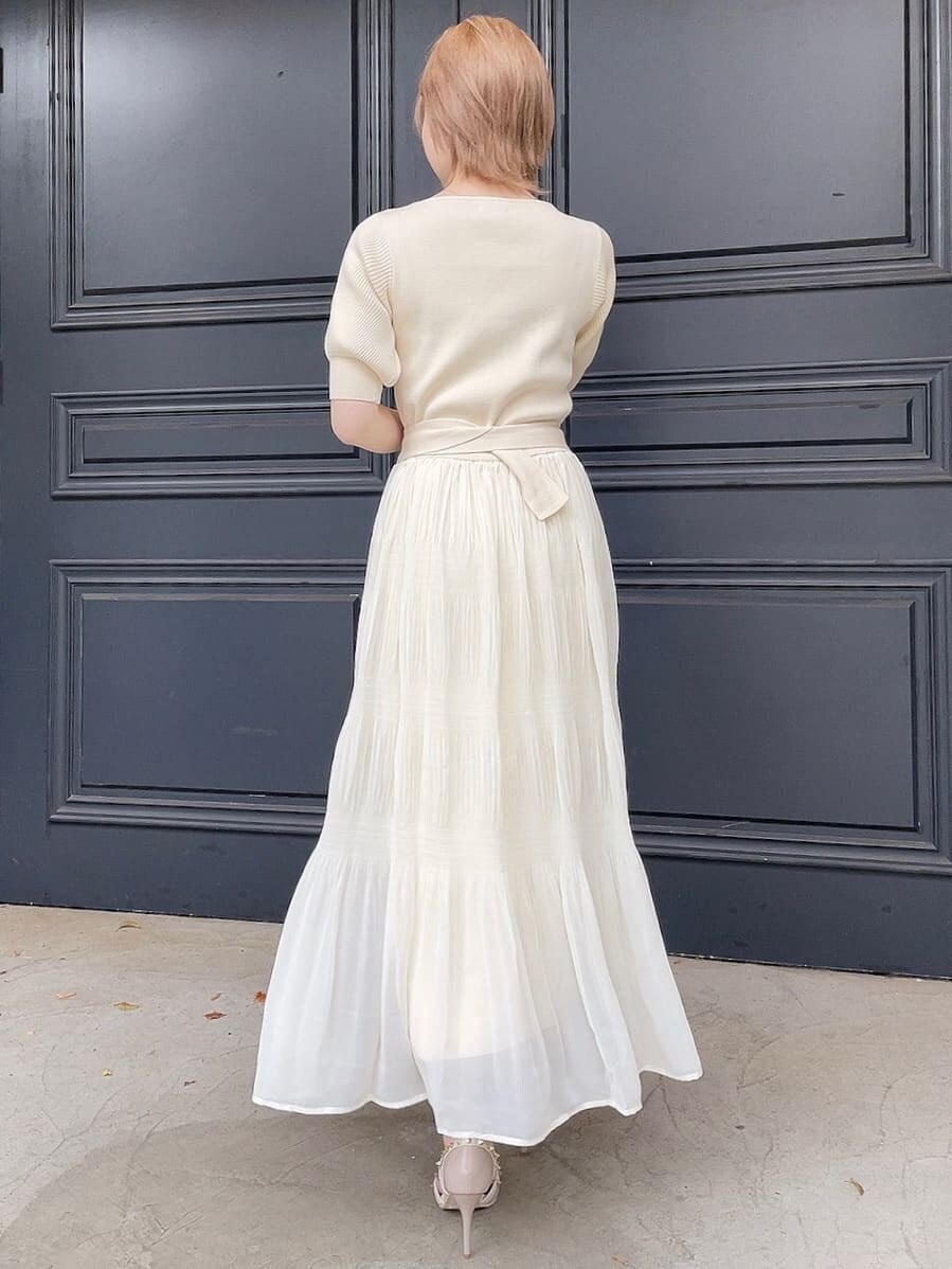 ホワイト系のワンピース、ベージュ系のパンプス、ホワイト系のハットを着用したレディースの春コーディネートの2枚目の写真